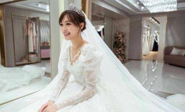 李宇春婚纱照曝光，依旧个性十足，网友纷纷表示很期待！