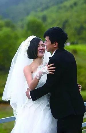 张杰谢娜纪念结婚十周年，穿着情侣装来表达他们对彼此的爱