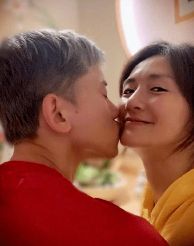 张杰庆结婚十周年卡点表白谢娜，晒两人情侣装牵手合照夫妻相抢镜