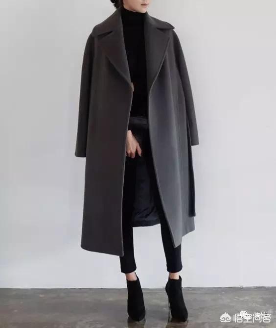 黑色连衣裙外搭什么颜色的大衣好看？
