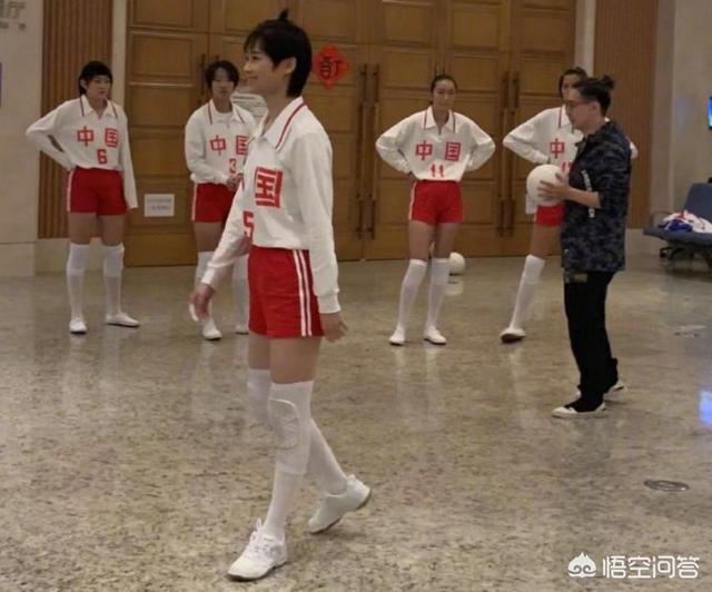 李宇春女排造型惹争议，有球迷说她蹭中国女排热度，有人说李宇春不需要蹭，你怎么看？