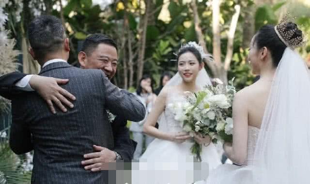 杨丽萍爱徒水月与同性女友结婚！两人甜蜜接吻，父亲拥抱支持！