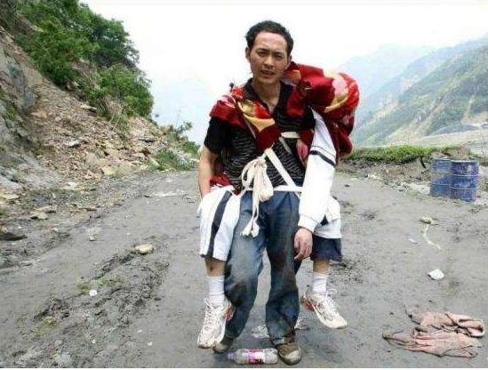 08年地震后，程林祥背着儿子遗体走25公里，坚决带儿子回家