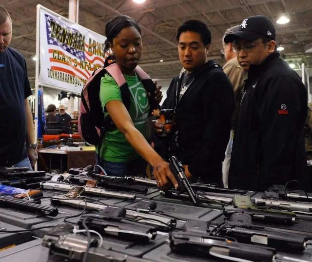歧视攻击越来越多，美警察鼓励华人囤枪防暴乱......