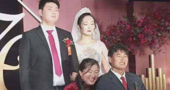 蹭热度？陈亚男的出镜小号，背景图还是她和大衣哥儿子的结婚照