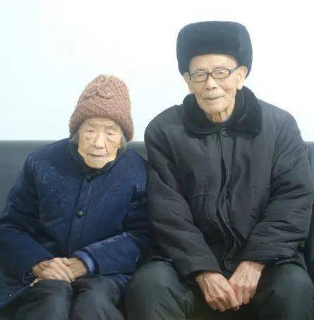 爱情的模样！100岁丈夫牵手101岁妻子告白