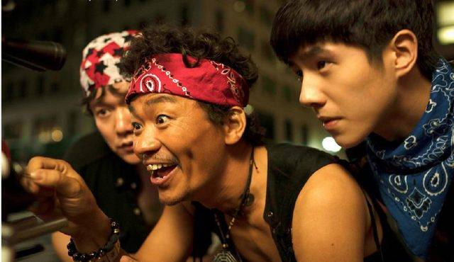 《唐人街2》突破30亿，佟丽娅时尚大片祝贺，网友：真的是仙子！