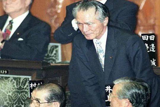 首次就侵华道歉的日本首相，退休后的生活令人汗颜