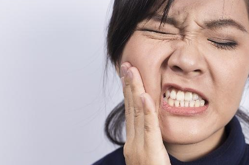 牙龈肿痛的原因有哪些？牙龈肿痛的预防与治疗