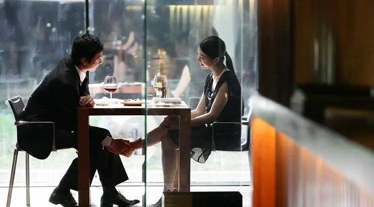 韩国爱情伦理电影《顶楼大象》：寻找失去的爱情与自我
